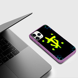 Чехол iPhone 11 Pro матовый Doom соты кислотное лого, цвет: 3D-фиолетовый — фото 2