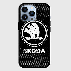 Чехол iPhone 13 Pro Skoda с потертостями на темном фоне