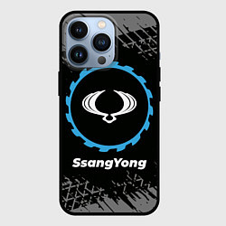 Чехол iPhone 13 Pro SsangYong в стиле Top Gear со следами шин на фоне