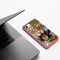 Чехол iPhone 7/8 матовый Удивленный тигр, цвет: 3D-малиновый — фото 2