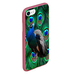 Чехол iPhone 7/8 матовый Павлин на фоне своих перьев, цвет: 3D-малиновый — фото 2