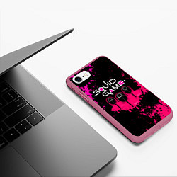 Чехол iPhone 7/8 матовый Squid Game брызги красок стража, цвет: 3D-малиновый — фото 2
