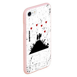 Чехол iPhone 7/8 матовый Banksy мальчик и девочка на горе оружия, цвет: 3D-светло-розовый — фото 2