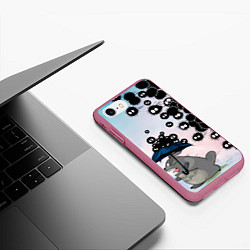 Чехол iPhone 7/8 матовый Тоторо бегущий от чернушек, цвет: 3D-малиновый — фото 2