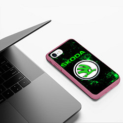 Чехол iPhone 7/8 матовый SKODA - ЗЕЛЕНЫЕ БРЫЗГИ, цвет: 3D-малиновый — фото 2