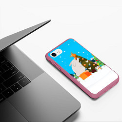 Чехол iPhone 7/8 матовый Крупный заяц наряжает елочку, цвет: 3D-малиновый — фото 2