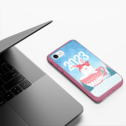 Чехол iPhone 7/8 матовый Новый год зайчик в кружке, цвет: 3D-малиновый — фото 2
