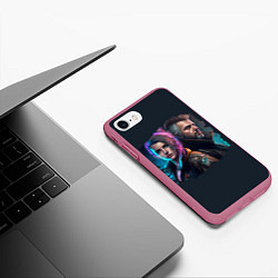 Чехол iPhone 7/8 матовый Киберпанк: напарники-детективы, цвет: 3D-малиновый — фото 2