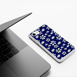 Чехол iPhone 7/8 матовый Дудл ромашки на синем фоне - паттерн, цвет: 3D-белый — фото 2