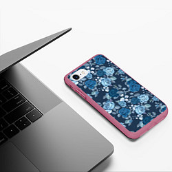 Чехол iPhone 7/8 матовый Голубые розы паттерн, цвет: 3D-малиновый — фото 2