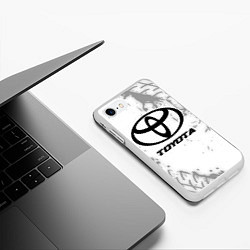 Чехол iPhone 7/8 матовый Toyota speed на светлом фоне со следами шин, цвет: 3D-белый — фото 2