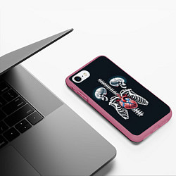Чехол iPhone 7/8 матовый Два сросшихся скелета и сердце, цвет: 3D-малиновый — фото 2
