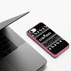 Чехол iPhone 7/8 матовый CS GO новогодний свитер с оленями, цвет: 3D-малиновый — фото 2