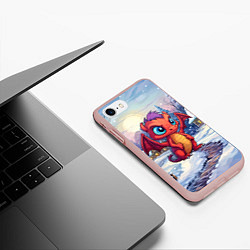 Чехол iPhone 7/8 матовый Милый дракон в новогодней деревне, цвет: 3D-светло-розовый — фото 2