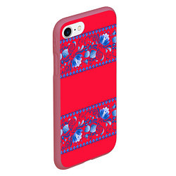 Чехол iPhone 7/8 матовый Голубая гжель на красном фоне, цвет: 3D-малиновый — фото 2