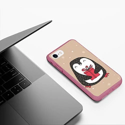 Чехол iPhone 7/8 матовый Пингвин с подарком, цвет: 3D-малиновый — фото 2
