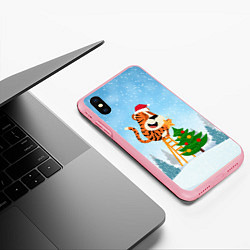 Чехол iPhone XS Max матовый Тигр украшает новогоднюю елку, цвет: 3D-баблгам — фото 2