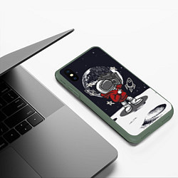 Чехол iPhone XS Max матовый Космонавт с магнитофоном, цвет: 3D-темно-зеленый — фото 2