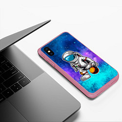 Чехол iPhone XS Max матовый Космонавт играет планетой, цвет: 3D-малиновый — фото 2