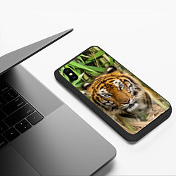 Чехол iPhone XS Max матовый Матёрый тигр в зарослях бамбука, цвет: 3D-черный — фото 2