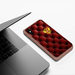 Чехол iPhone XS Max матовый Золотой герб России на красном кожаном фоне, цвет: 3D-коричневый — фото 2