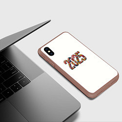 Чехол iPhone XS Max матовый Цифры 2025 из разноцветных цветов, цвет: 3D-коричневый — фото 2