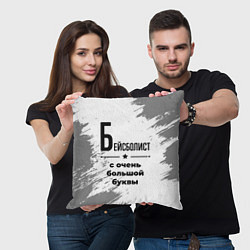 Подушка квадратная Бейсболист с очень большой буквы на светлом фоне, цвет: 3D-принт — фото 2