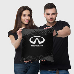 Подушка квадратная Infiniti speed на темном фоне со следами шин, цвет: 3D-принт — фото 2