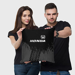 Подушка квадратная Honda speed на темном фоне со следами шин посереди, цвет: 3D-принт — фото 2