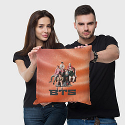 Подушка квадратная BTS фотка на диване, цвет: 3D-принт — фото 2