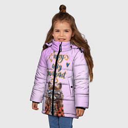 Куртка зимняя для девочки Енот, цвет: 3D-черный — фото 2