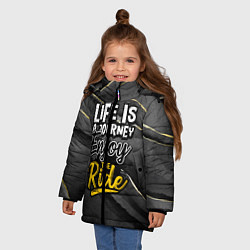 Куртка зимняя для девочки Жизнь - это путешествие, цвет: 3D-черный — фото 2