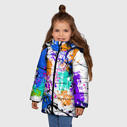 Куртка зимняя для девочки Брызги и мазки разноцветных красок на белом фоне, цвет: 3D-черный — фото 2