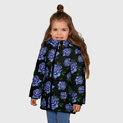 Куртка зимняя для девочки Сапфировые розы на черном, цвет: 3D-светло-серый — фото 2