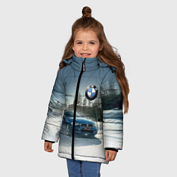 Куртка зимняя для девочки Крутая бэха мчится по лесной дороге, цвет: 3D-красный — фото 2