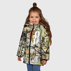 Куртка зимняя для девочки Восьмёрка на фоне рваных афиш, цвет: 3D-черный — фото 2