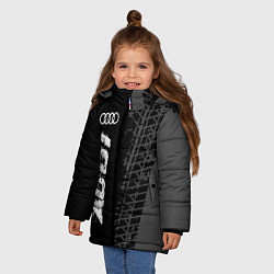 Куртка зимняя для девочки Audi speed на темном фоне со следами шин: по-верти, цвет: 3D-черный — фото 2