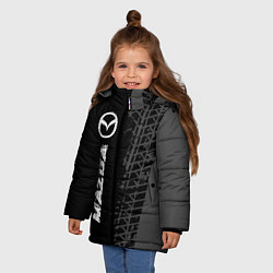 Куртка зимняя для девочки Mazda speed на темном фоне со следами шин: по-верт, цвет: 3D-черный — фото 2