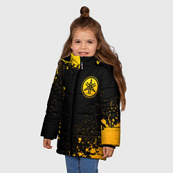 Куртка зимняя для девочки Yamaha - gold gradient: надпись, символ, цвет: 3D-черный — фото 2