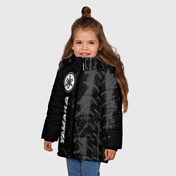 Куртка зимняя для девочки Yamaha speed на темном фоне со следами шин: по-вер, цвет: 3D-черный — фото 2