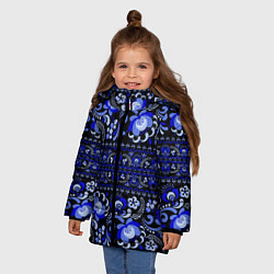 Куртка зимняя для девочки Новогодняя гжельская роспись цветами на чёрном фон, цвет: 3D-черный — фото 2