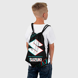 Рюкзак-мешок Значок Suzuki в стиле glitch на темном фоне, цвет: 3D-принт — фото 2