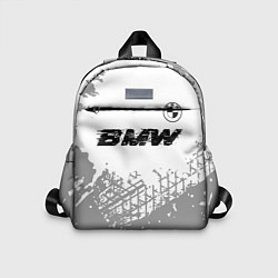 Детский рюкзак BMW speed на светлом фоне со следами шин: символ с