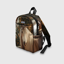 Детский рюкзак Белая лошадка лежит у новогодней елки, цвет: 3D-принт — фото 2