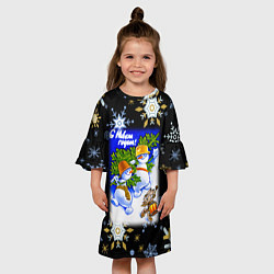 Платье клеш для девочки Новый год снеговики несут ёлочку, цвет: 3D-принт — фото 2