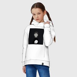 Толстовка оверсайз детская Девочка с луной в руке на фоне звёздного неба, цвет: белый — фото 2