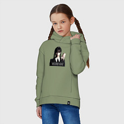 Толстовка оверсайз детская Уэнсдей Аддамс и вещь на плече, цвет: авокадо — фото 2