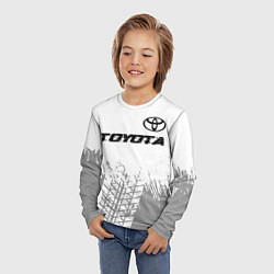 Лонгслив детский Toyota speed на светлом фоне со следами шин: симво, цвет: 3D-принт — фото 2