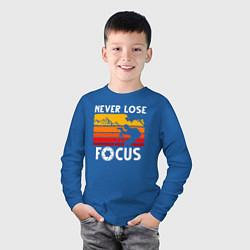 Лонгслив хлопковый детский Never lose focus, цвет: синий — фото 2