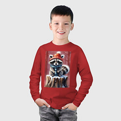 Лонгслив хлопковый детский Зимний енот в шапке на пеньке в лесу, цвет: красный — фото 2
